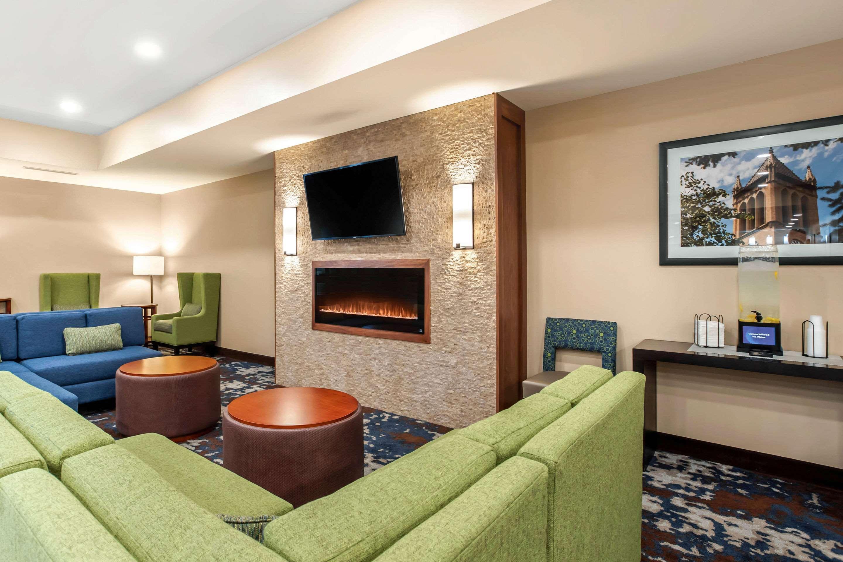 Comfort Inn & Suites Ames Near Isu Campus Exterior foto